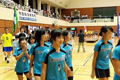  各団体はそれぞれのユニホームを着て入場行進
