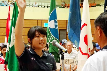 選手宣誓を行う三条アーチェリー協会の岩渕由紀乃さん