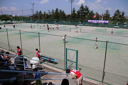 1、2の2日間、県内を会場に行われている平成24年度第40回全日本社会人ソフトテニス選手権大会で、1日に燕市スポーツパークで行われた一般女子の試合