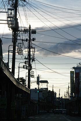  1日夕方の三条市の中央商店街、日差しは雲が遮ってくれてもぐったりする厳しい暑さは収まらなかった