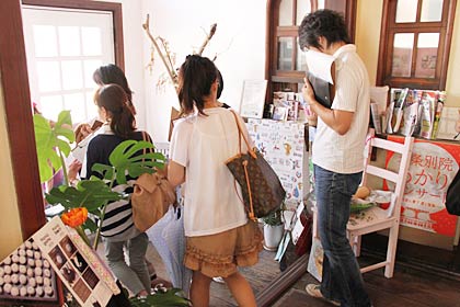 2日開かれた第3回の「創業塾ポンテキア」で先輩出店社の店舗を見学、写真は「BonBon」