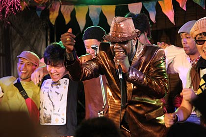 2日、三条市・中浦ヒメサユリ森林公園で開かれた三条発の音楽フェスティバル「三条楽音祭」、初めての外タレ、ジャマイカンミュージックの大御所ロイ・エリスさんが出演