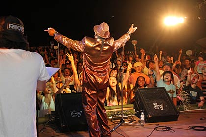ロイ・エリスさんの演奏にステージ前で数百人が踊り、聴き入る