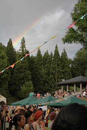 三条楽音祭が開かれた三条市下田地区の中浦ヒメサユリ森林公園では2日夕方、小雨がぱらつき、虹が見えた