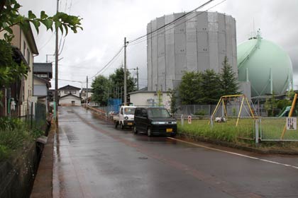 燕市分水東学校町地内の事故現場、亡くなった小川さんは写真の奥から手前へ走行して右の小割公園の前に停車していたトラックに追突した。