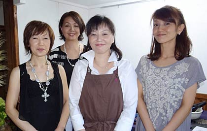 三条市丸井今井邸で「私時間vol.1～大人の女性に贈る微糖な空間～」を初めて開いた左から「ダイアナ・ピース」の上山千鶴さん、「みまつ」の松永よし子さん、「La・cuillere・Tomo」の高橋知子さん、「Dear Flowers」の松永章子さん