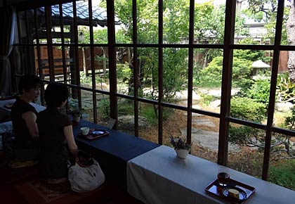窓の外に丸井今井邸の庭園が広がる