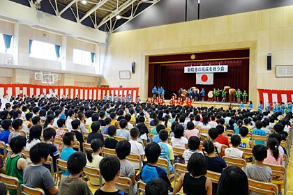 2学期から小中一体型校舎となった一ノ木戸小学校で4日行われた「新校舎の完成を祝う会」