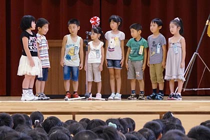 1年生8人がステージに上がって開式の言葉