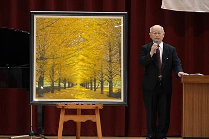 一ノ木戸小OBの大山治郎さんが洋画家正田徳衛氏の「晩秋」を贈呈