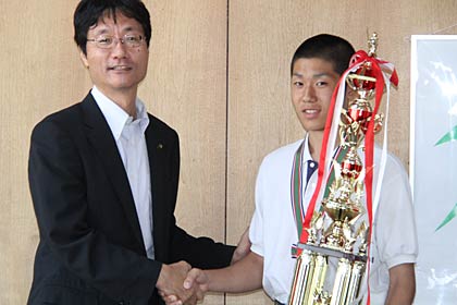鈴木市長と握手する熊倉君