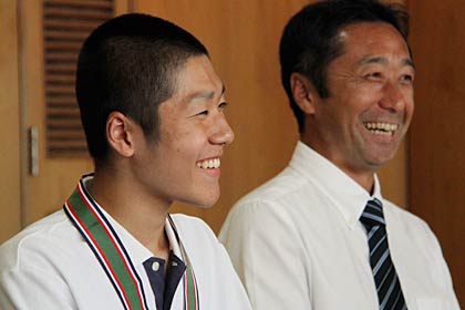 鈴木燕市長を表敬訪問した全中剣道男子個人で準優勝の燕市立小池中学校剣道部主将3年生熊倉君と奥は剣道部顧問の堀田教諭