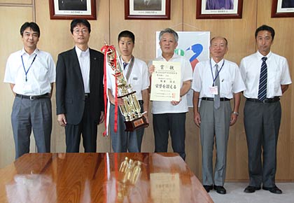 左から藤沢教育長、鈴木市長、熊倉君、南波副市長、長谷川校長、堀田教諭