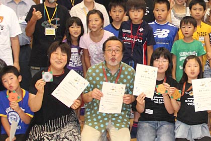  8月26日に開かれた「こどもの森」で開かれたカロム新潟県大会で会場を訪れた中川さん（前列中央）