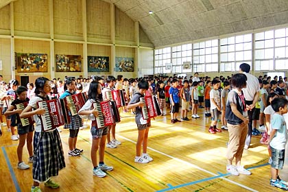2学期の始業式前に裏館小学校で行われた「新しい校舎の使い始め式」
