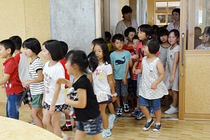 低学年も新校舎に大喜び