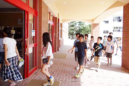 玄関から新校舎に入る