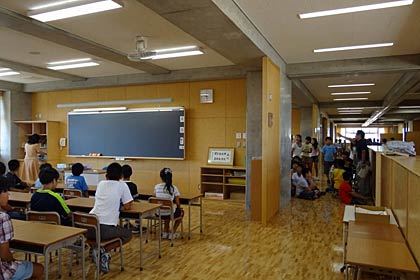  廊下との壁がないオープンな教室