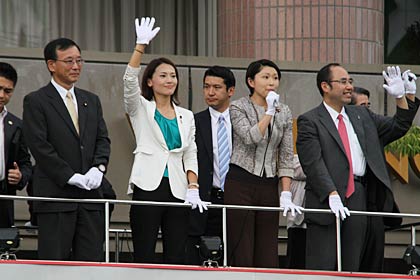  前列左から谷垣総裁、金子氏、小渕衆院議員、細田氏