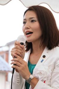 三条事務所開所式で支持者にあいさつする金子恵美氏