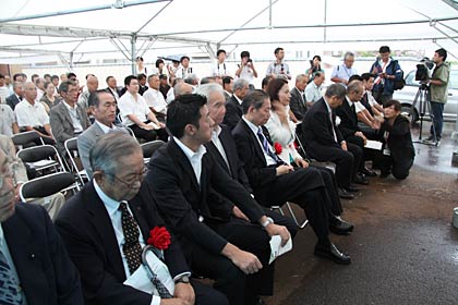  開所式の支持者ら