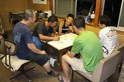 三条歴史文化担い手育成会が会長の相場さんの仕事場で打ち合わせ
