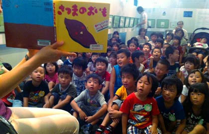 保育士と図書館職員から絵本を読んでもらう