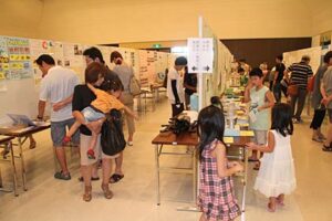 8、9日と燕市吉田産業会館で燕市・弥彦村児童生徒科学作品展、800点を超す小中学生の自由研究の成果が並び、保育園児の作品展示や体験できる「青少年ための科学の祭典燕大会」も