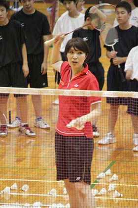 ラケットを手に指導する米倉さん