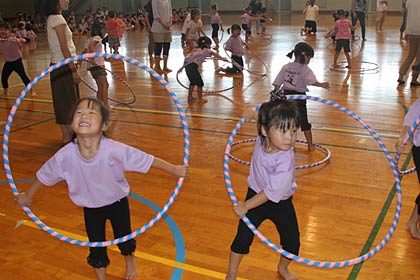 フラフープに熱中する子どもたち