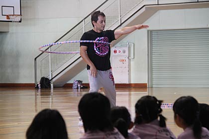  フープダンス体験会でパフォーマンスを見せる日本フープダンス協会会長の上田さん