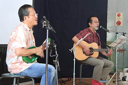 9日開かれた燕市児童研修館「こどもの森」で開かれた中川ひろたか&村上康成ジョイントライブ、左が村上さん、右が中川さん