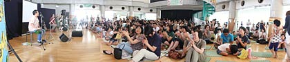 300人近くが来場して大入りの会場