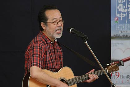 ギターで弾き語りする中川ひろたかさん