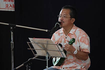 ウクレレで弾き語りの村上康成さん