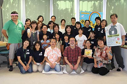 中川さんと村上さんを囲んで「おはなしコロボックル」のメンバーや関係者と記念撮影