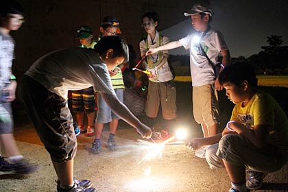 燕市子ども体験活動支援センター「風の子クラブ」は8日夜、雨でナイトウオークを中止、花火だけ楽しむ