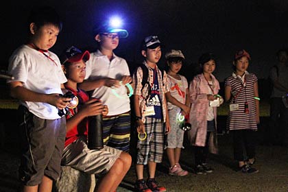 何気に遠い目で花火の火を見詰める子どもたち