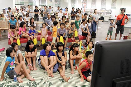 DVDの映像に集中する子どもたち