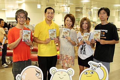 左から「カレーラーメンの歌」を歌う矢代さん、燕三条ラーメン王国の梨本国王、「カレーラーメン体操」をプロデュースしたαiiさんとアシスタント、燕三JCの木村さん