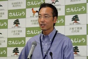 記者会見する国定三条市長