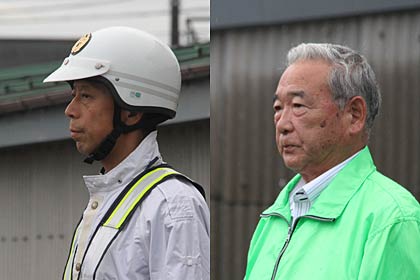 署員を激励する左が中村署長、右が燕市交通安全協会の柴山会長