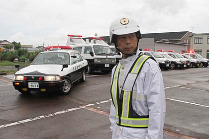 出動するパトカーを見送る中村署長