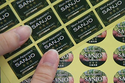 「Bon Appetit !! SANJO」のラベルシールのデザインは長方形とだ円形の2種類