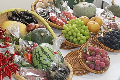 「Bon Appetit !! SANJO」のラベルシールが張られた三条産農産物