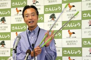 11日の記者会見で日本スポーツGOMI拾い連盟の公式トングに認定された三条市・永塚製作所が製造するトング「MAGIP」を示して初めての三条スポーツごみ拾い大会の参加に期待する
