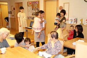 グループホーム仲町を訪問した「はっぴーズ コミュ」の赤ちゃんとお母さん