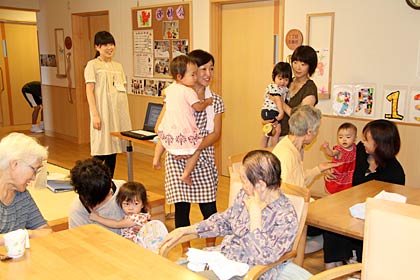 グループホーム仲町を訪問した「はっぴーズ　コミュ」の赤ちゃんとお母さん