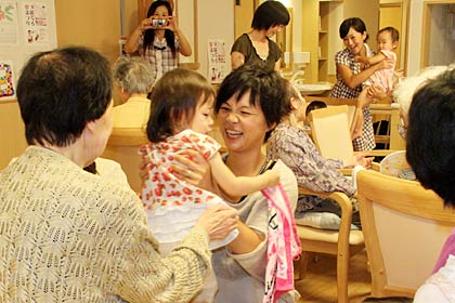 利用者も赤ちゃんをだっこ