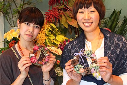 リース作りのリースを手に「palette」で講師の佐藤さん(左)